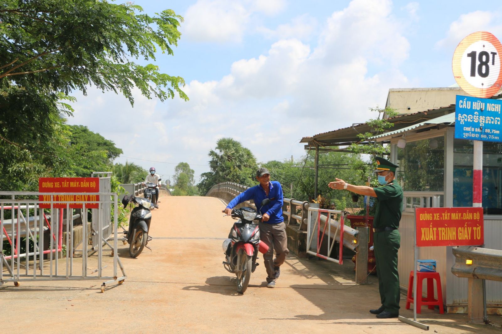 Người dân Campuchia qua cầu Hữu Nghị 2, huyện Tân Hưng được lực lượng biên phòng tạo điều kiện thuận lợi