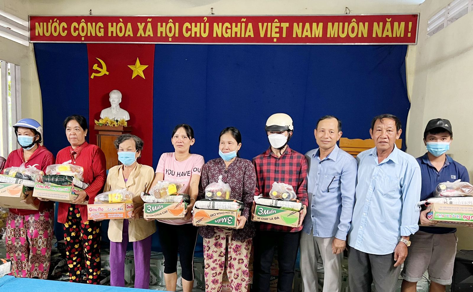 Ông Bùi Anh Tuấn (thứ 3, phải qua) tặng quà tại ấp Xóm Chùa nhân kỷ niệm 75 năm Ngày Thương binh - Liệt sĩ (27/7/1947 – 27/7/2022)