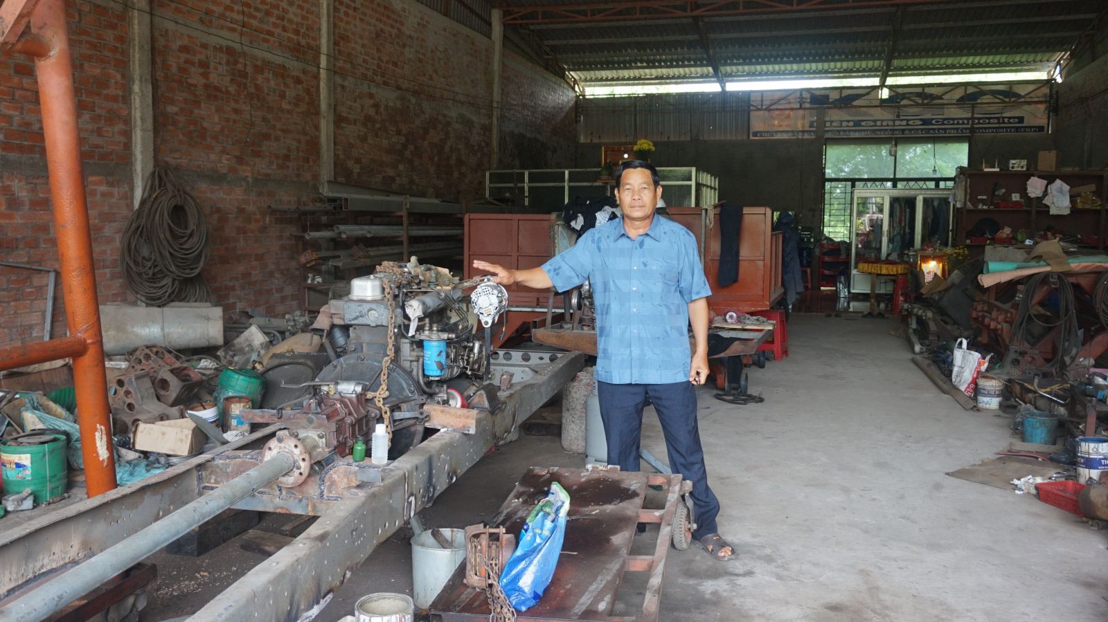 Anh Hồng bên xưởng sửa chữa máy móc nông nghiệp của gia đình