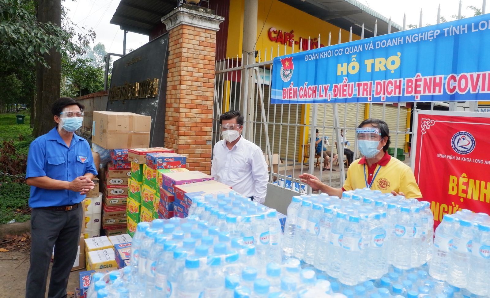 Đoàn khối Cơ quan và Doanh nghiệp tỉnh tặng quà tại Bệnh viện Đa khoa Long An trong thời điểm dịch Covid-19 bùng phát