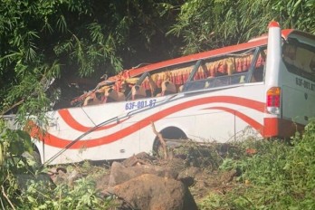 Vụ xe khách rơi xuống đèo ở Bình Thuận: Đưa 23 nạn nhân đi cấp cứu