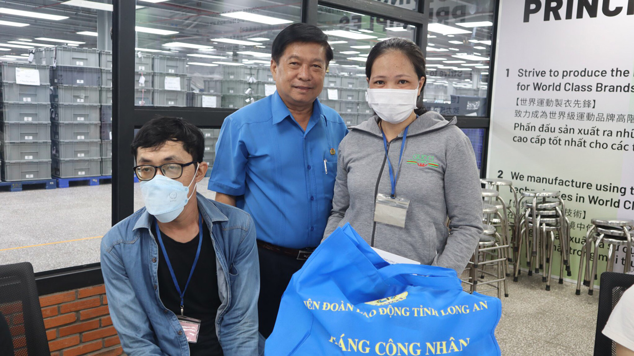 Chủ tịch Liên đoàn Lao động tỉnh - Nguyễn Văn Quí tặng quà cho công nhân khuyết tật tại huyện Bến Lức