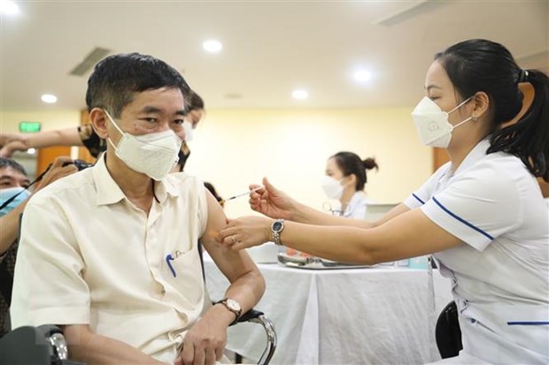 Thủ tướng yêu cầu tăng cường công tác tiêm vaccine phòng COVID-19