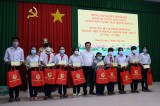 Phó Bí thư Thường trực Tỉnh ủy - Nguyễn Thanh Hải tặng quà gia đình chính sách, học sinh nghèo huyện Cần Giuộc