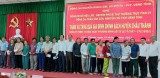 Phó Chủ tịch UBND tỉnh – Nguyễn Minh Lâm tặng quà cho gia đình chính sách huyện Châu Thành