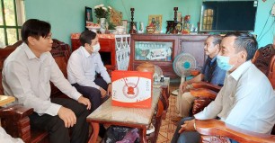 Phó Chủ tịch Thường trực HĐND tỉnh – Mai Văn Nhiều thăm, tặng quà gia đình chính sách tại huyện Thạnh Hóa