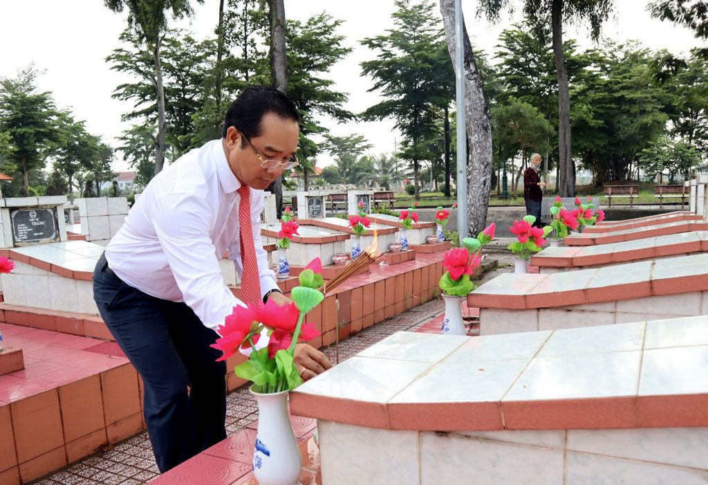 Member of the Party Central Committee, Secretary of the Provincial Party Committee, Chairman of the Provincial People's Council – Nguyen Van Duoc offers incense on the graves of martyrs