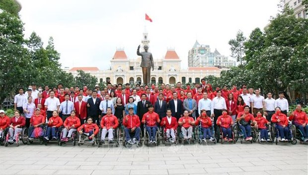 Vietnamese team arrives in Indonesia for ASEAN Para Games 11 The Vietnamese sport team poses for a photo before departing for ASEAN Para Games 11 in Indonesia. (Photo: VNA)