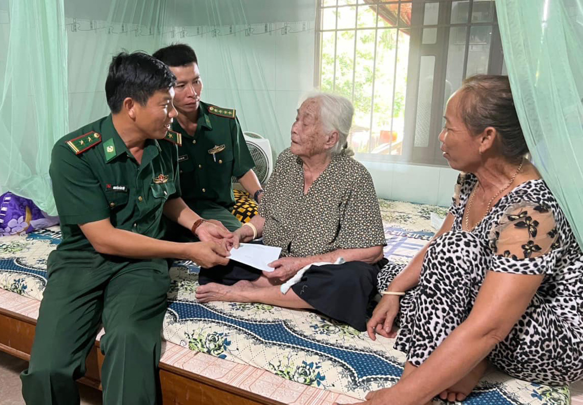 Trung tá Nguyễn Văn Hội - Phó Bí thư Đảng ủy, Đồn trưởng Đồn Biên phòng Sông Trăng, thăm, tặng quà Mẹ Việt Nam Anh hùng Nguyễn Thị Thảnh (Ảnh: Minh Luận)