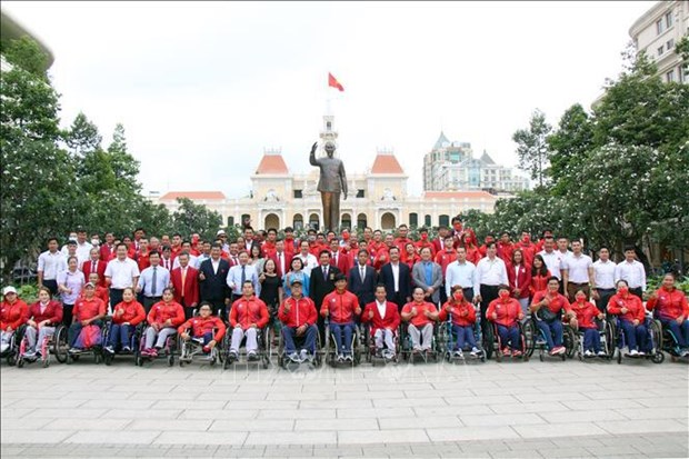 The Vietnamese sport team poses for a photo before departing for ASEAN Para Games 11 in Indonesia. (Photo: VNA) Jakarta (VNA) - Vietnam’s national flag was hoisted together with those of 10 other Southeast Asian countries at Manahan Stadium in Surakarta, Central Java, Indonesia on July 27, marking the official presence of the Vietnamese sports delegation to the 11th ASEAN Para Games.  The flag-raising ceremony of the Games was marked by a special art performance, bearing the characteristics of the indigenous traditional culture performed by the host country's artists, showing the warm sentiments and hospitality of the "country of ten thousand islands" to the nations participating in the tournament, as well as international friends.  At the ceremony, the Organising Committee of the host country presented souvenirs to the sports delegations from other countries.  With 14 sports, the 11th ASEAN Para Games is scheduled to take place in Indonesia from July 30 to August 6.  The Vietnamese delegation comprises 153 members, including 18 coaches and 120 athletes who will compete in eight sports, namely athletics, swimming, powerlifting, badminton, table tennis, chess, judo, and archery.  At the previous ASEAN Para Games in 2017, Vietnam won 40 gold, 61 silver, and 60 bronze medals, finishing 4th in the overall medal tally./.  VNA