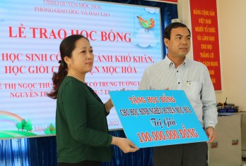 Gia đình cố Trung tướng Lê Mạnh tặng học bổng cho học sinh nghèo hiếu học huyện Mộc Hóa