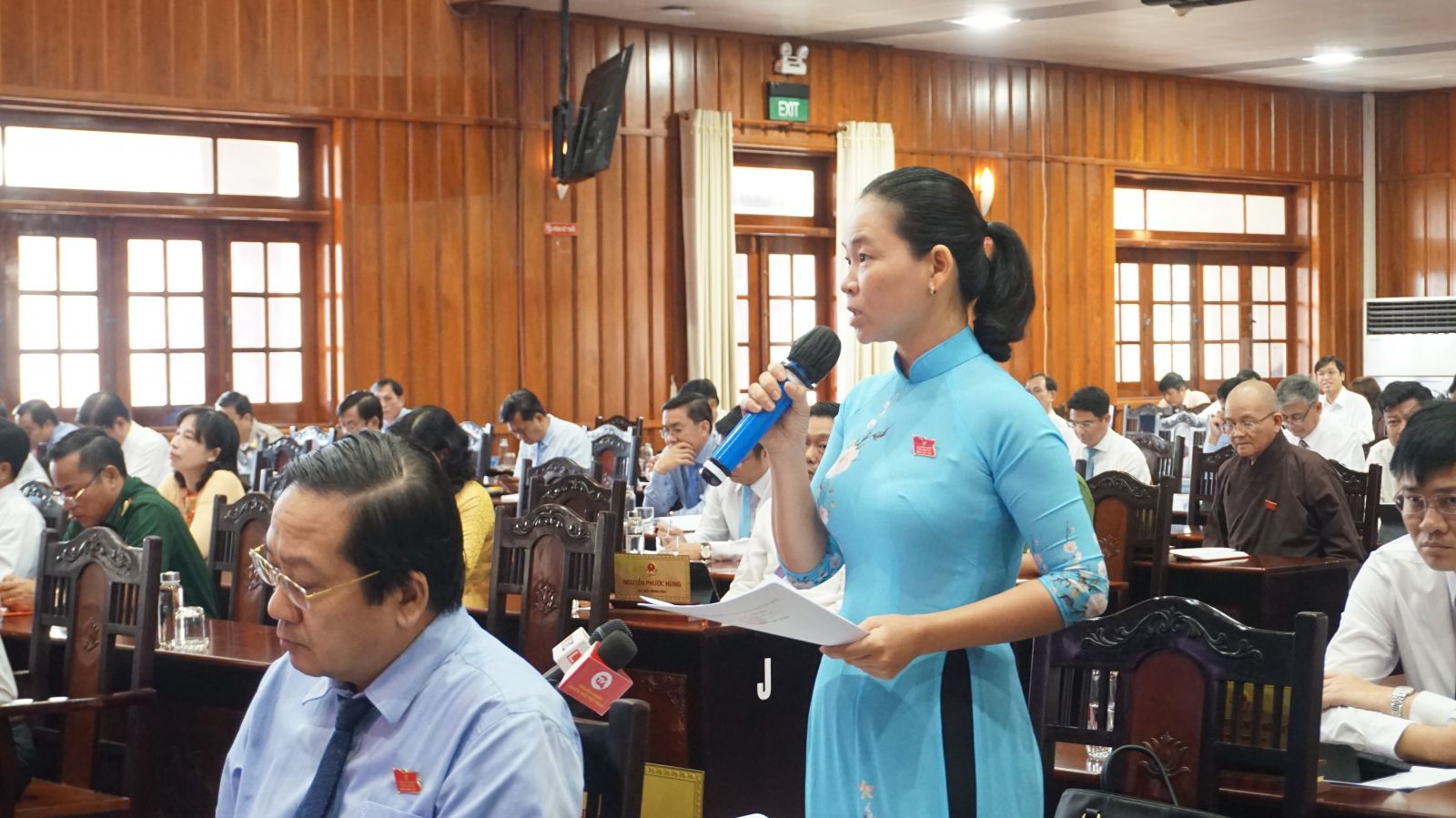 Đại biểu Huỳnh Thị Phương Quyên (đơn vị huyện Đức Huệ) chất vấn Giám đốc Sở Công Thương về tình trạng xóa điện kế dùng chung