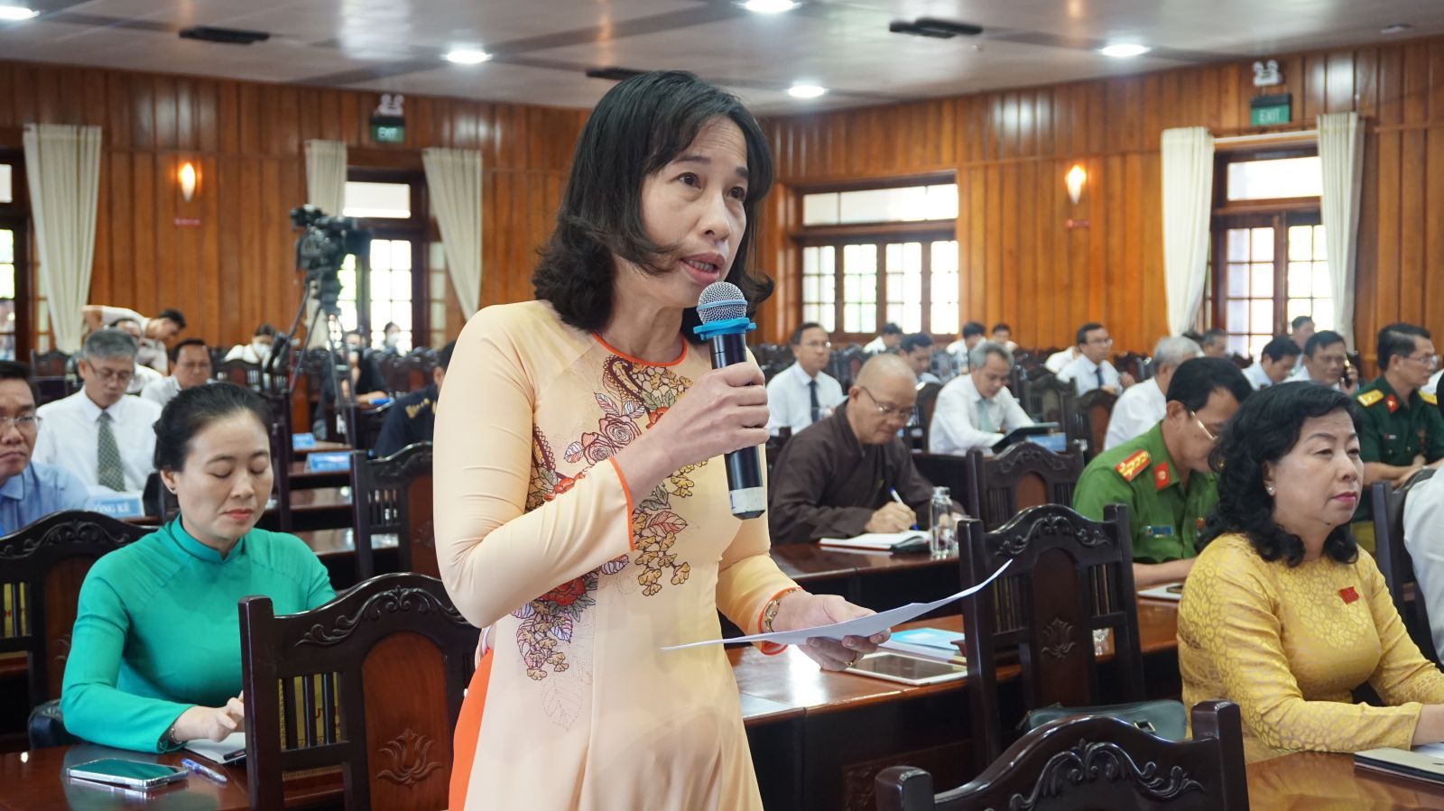 Đại biểu Đặng Thị Ngọc Mai (đơn vị huyện Thủ Thừa) chất vấn Sở Kế hoạch và Đầu tư về nguyên nhân, giải pháp đẩy nhanh tiến độ giải ngân 6 tháng cuối năm 2022