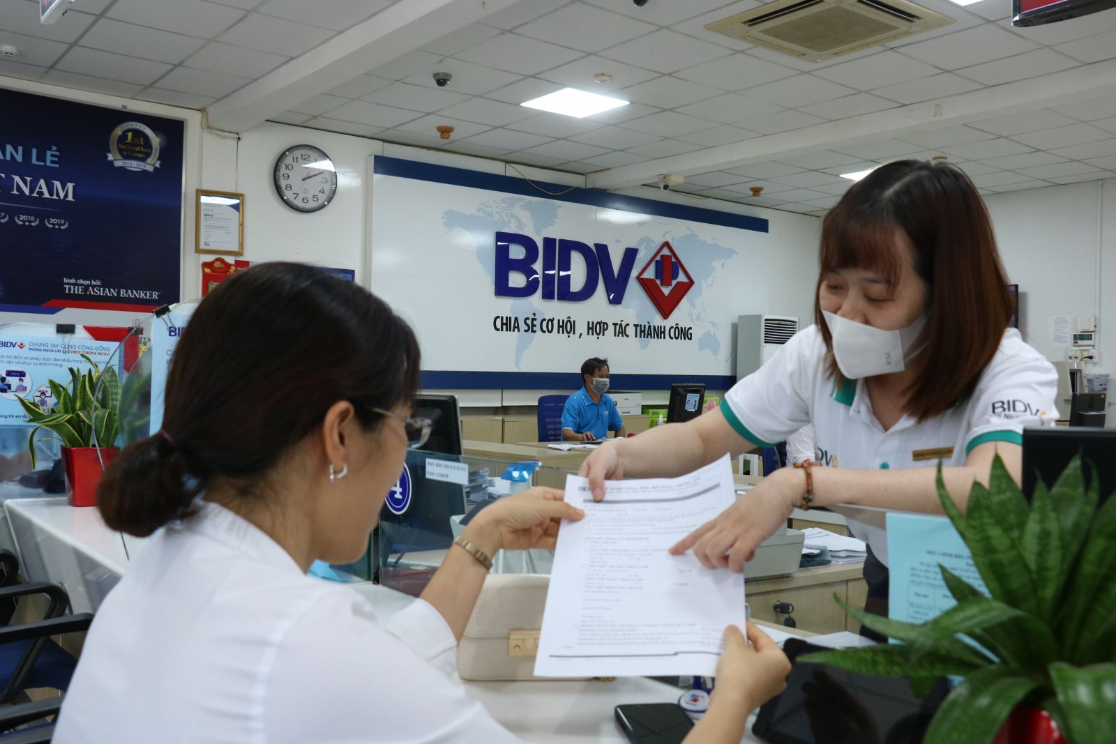 Ngân hàng khẩn trương triển khai chính sách hỗ trợ doanh nghiệp, người dân phục hồi, phát triển kinh tê