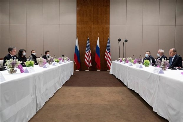 Ngoại trưởng Mỹ Antony Blinken (trái) và Ngoại trưởng Nga Sergey Lavrov (phải) tại cuộc gặp ở Geneva (Thụy Sĩ), ngày 21/1/2022. (Ảnh: AFP/TTXVN)