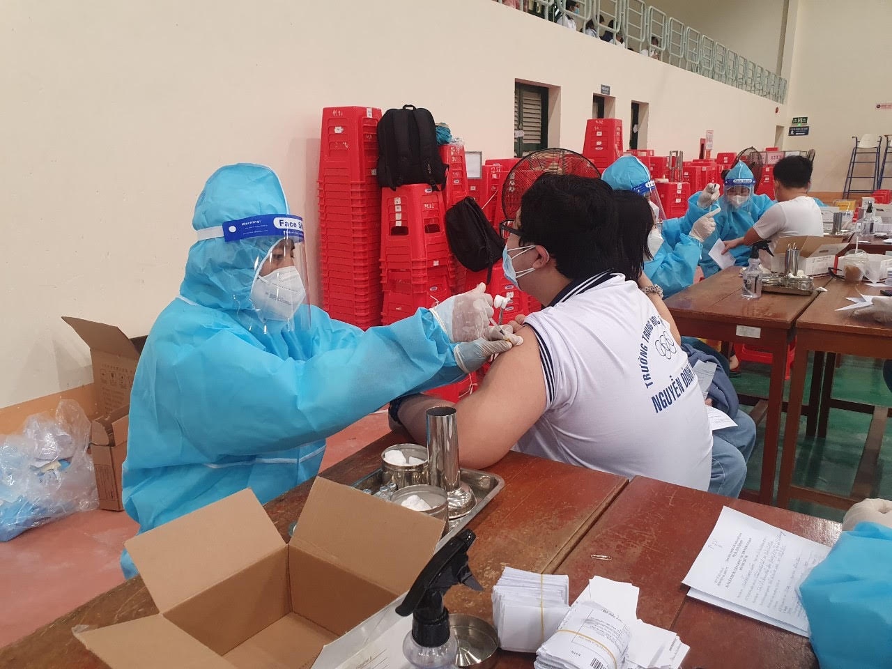 Tiền Giang: Ghi nhận ca nhiễm biến thể phụ BA.5 của chủng Omicron đầu tiên Sở Y tế Tiền Giang triển khai đợt cao điểm tiêm vắc xin ngừa Covid-19. Ảnh BẮC BÌNH