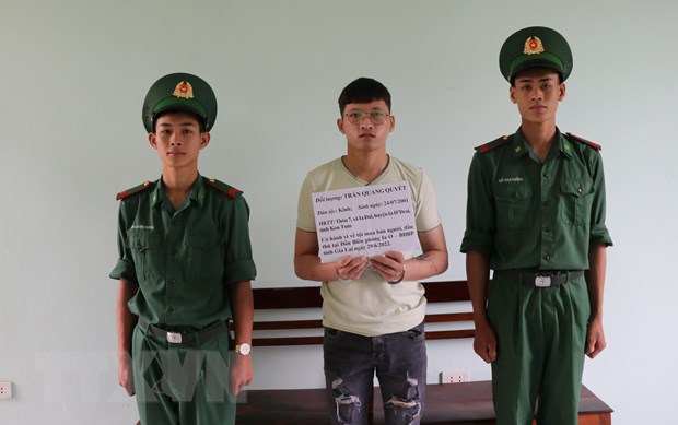 Bàn giao đối tượng để khởi tố vụ án mua bán người sang Campuchia tại Gia Lai. (Ảnh minh hoạ: Hồng Điệp/TTXVN)