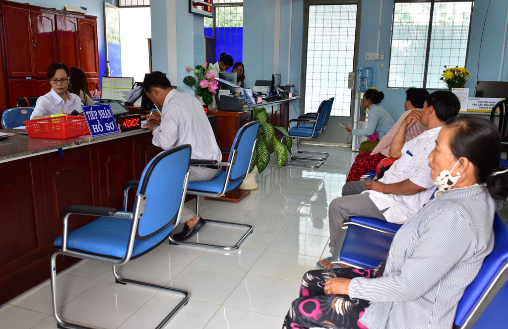 Tân Hưng: Sắp xếp tổ chức, bộ máy gắn với tinh giản biên chế và cơ cấu lại đội ngũ cán bộ