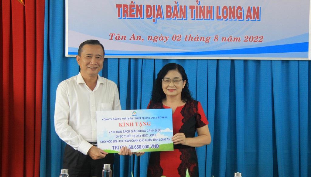 Tặng sách giáo khoa cho học sinh có hoàn cảnh khó khăn