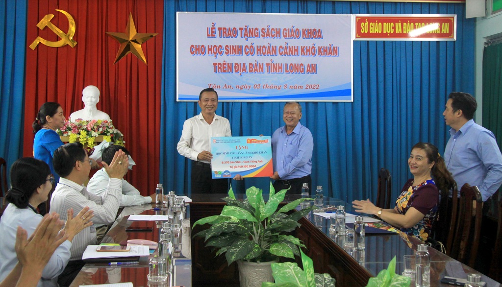 Tặng sách giáo khoa cho học sinh có hoàn cảnh khó khăn