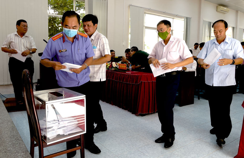 Tân Hưng: Sắp xếp tổ chức, bộ máy gắn với tinh giản biên chế và cơ cấu lại đội ngũ cán bộ