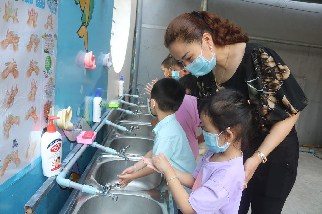 Hướng dẫn trẻ rửa tay đúng cách bằng xà phòng và nước sạch để phòng bệnh