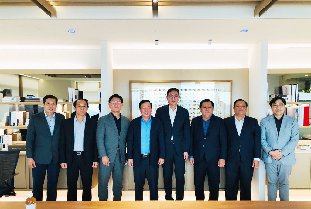 Chairman of the Provincial People's Committee - Nguyen Van Ut (4th, L) and leaders of the department and branches take souvenir photos with the Directors of GS Group