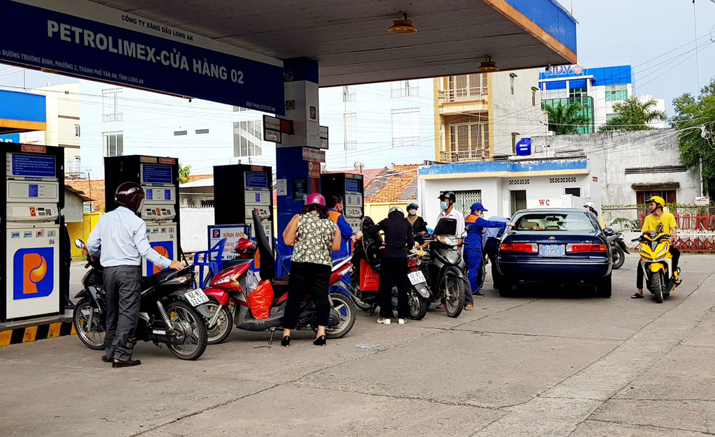 Giá xăng, dầu giảm sâu, giá hàng hóa vẫn 'án binh bất động'