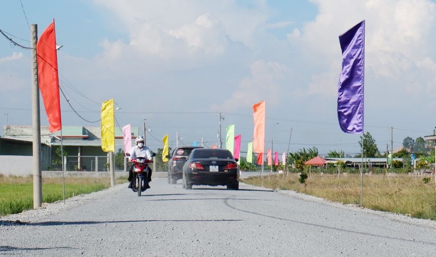 Công trình đường giao thông nông thôn Đặng Văn Chúng tại ấp Bình Thạnh, xã Bình Tịnh là công trình điểm, thực hiện Nghị quyết số 22-NQ/HU của Huyện ủy