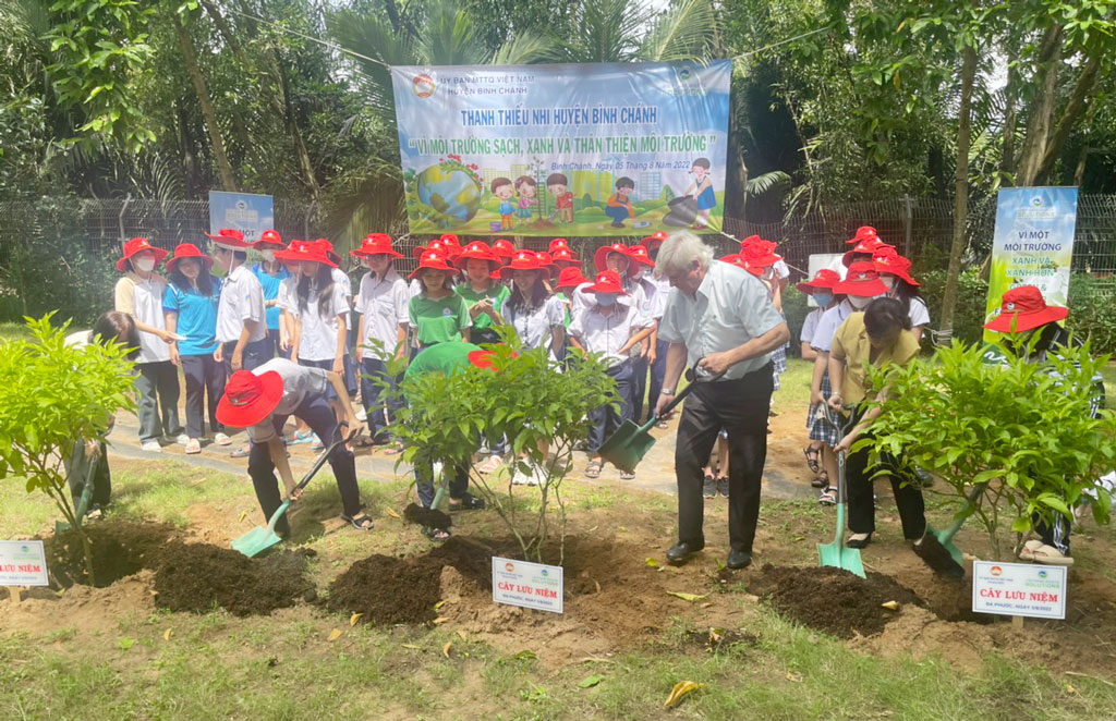 Chương trình ‘Ngày hội môi trường - trồng cây, vẽ tranh - thiết kế thời trang’ tại VWS