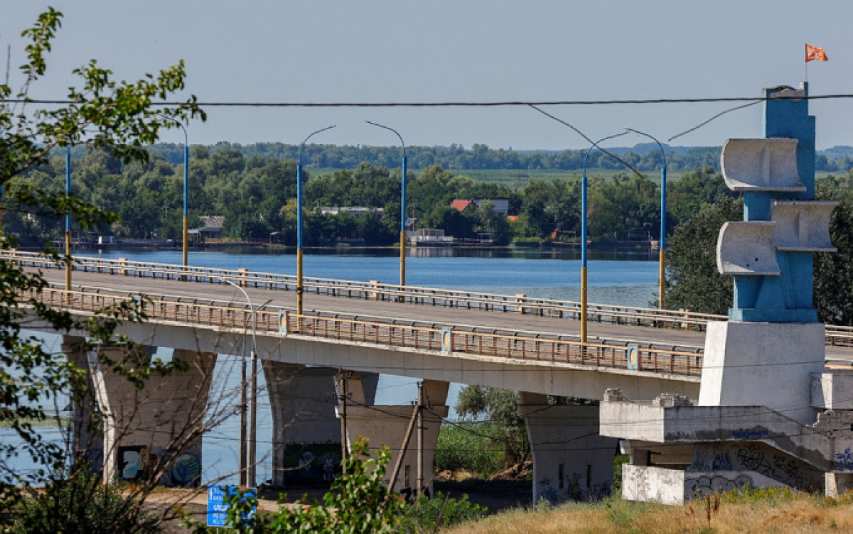 Binh sĩ Nga trên xe thiết giáp cạnh biển chỉ đường về phía thành phố Kherson hôm 24/2. Ảnh: Reuters. Phép thử lớn đối với Nga và Ukraine  Kherson và Zaporizhzhya có vị trí địa lý vô cùng quan trọng. Hai vùng lãnh thổ rộng lớn này có rất nhiều nông trại và các nhà máy điện. Nga đã kiểm soát một phần lớn duyên hải Biển Đen của Ukraine, cùng với Bán đảo Crimea và toàn bộ bờ biển của Biển Azov. Điều này khiến Nga có khả năng phong tỏa toàn bộ bờ biển của Ukraine.  Sự gia tăng nhịp độ chiến đấu và luân chuyển quân có thể đã nằm trong kế hoạch sẵn có của Nga. Moscow đã thành lập chính quyền tại 2 khu vực nói trên, cấp phát hộ chiếu Nga cho người dân nơi đây, đưa đồng rúp vào sử dụng thay thế đồng hyrvnya.  Ông Nick Reynolds, một nhà phân tích chiến tranh trên bộ tại Viện Nghiên cứu Quốc phòng và An ninh thuộc Bộ Quốc phòng Anh nhận định: “Đây sẽ là một thách thức lớn đối với khả năng quân sự của Ukraine. Cho đến nay, cuộc phản công của họ vẫn chưa đạt được thành công, trừ khi quân đội Nga rút lui để củng cố lực lượng”.  Người đứng đầu MI6 của Anh - Richard Moore tin rằng, các chỉ huy của Ukraine nhiều khả năng sẽ cố gắng giành lấy thế chủ động khi quân đội Nga đang bổ sung và cải tổ lực lượng. “Ukraine cần phải chứng minh khả năng tấn công đáp trả và nỗ lực giành chiến thắng”.  Cuộc phản công sẽ là phép thử để xem xét cách thức Ukraine sử dụng các hệ thống vũ khí tinh vi do phương Tây cung cấp, chẳng hạn HIMARS của Mỹ, pháo Caesar của Pháp và pháo tự hành Panzerhaubitze do Đức sản xuất. “Sẽ rất quan trọng để xem xét liệu sự hỗ trợ của những loại vũ khí này có mang lại lợi thế đáng kể cho lực lượng cơ giới và thiết giáp của Ukraine hay không”, ông Nick Reynolds lưu ý.  Theo các nhà phân tích, cuộc chiến tại Kherson cũng là phép thử lớn đối với năng lực chống phản công của quân đội Nga, giúp Moscow đánh giá khả năng phòng thủ ở những vùng lãnh thổ mà họ đang kiểm soát. Giống như Ukraine, quân đội Nga cũng bị tổn thất đáng kể trên chiến trường và họ đang phải bổ sung nhiều đơn vị chiến đấu và phải điều chỉnh lại chiến lược.  “Nga có vẻ đã đoán trước cuộc phản công của Ukraine từ trước ở phía Nam và đang nỗ lực tìm cách ứng phó. Để giành thắng lợi trong một cuộc chiến, bạn phải luôn luôn thay đổi chiến thuật và tính toán. Người Nga đã dày dặn kinh nghiệm hơn và Ukraine cũng vậy, nhưng vẫn chưa thể đánh giá chính xác bên nào hành động tốt hơn”, ông Peter Zwack nhấn mạnh./.