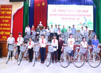 Tân Trụ: Trao xe đạp cho học sinh khó khăn