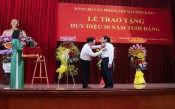 Nguyên Chủ tịch nước Trương Tấn Sang nhận huy hiệu 50 năm tuổi Đảng