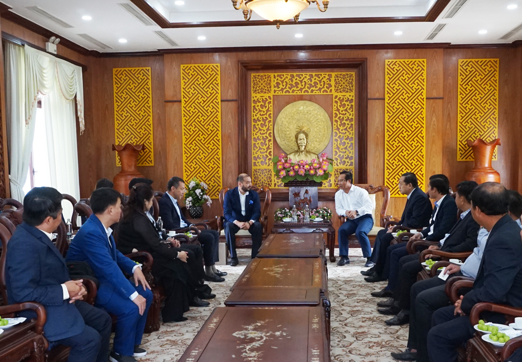 Secretary of the Provincial Party Committee, Chairman of the People's Council of Long An Province - Nguyen Van Duoc; Vice Chairman of the Provincial People's Committee – Nguyen Minh Lam, representatives of provincial departments and branches receives and works with investors