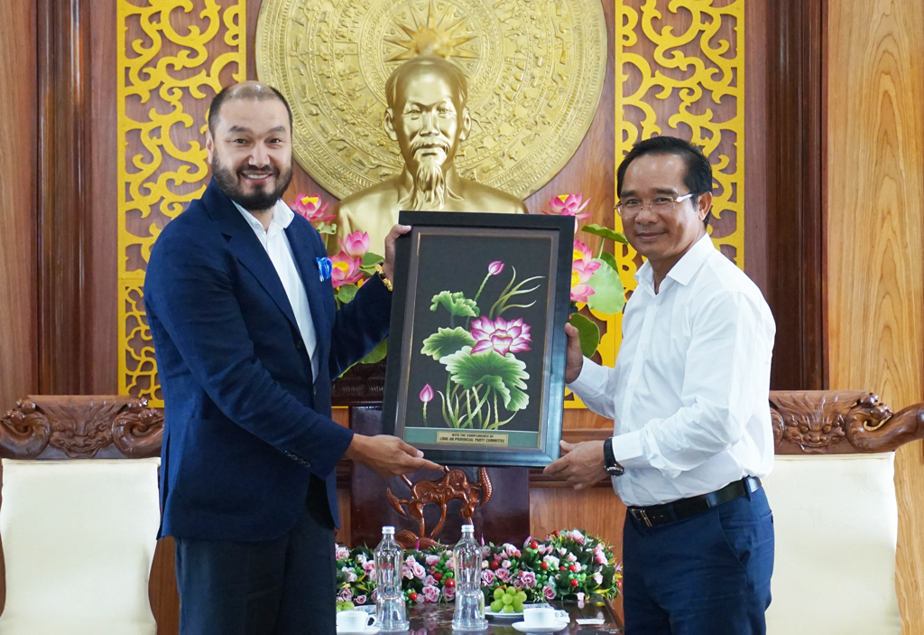 Secretary of the Provincial Party Committee, Chairman of the Provincial People's Council - Nguyen Van Duoc (R) presents a gift to thank Mr. Yerkin Tatishev - Chairman and Co-Founder of Kusto Group to come and study in Long An