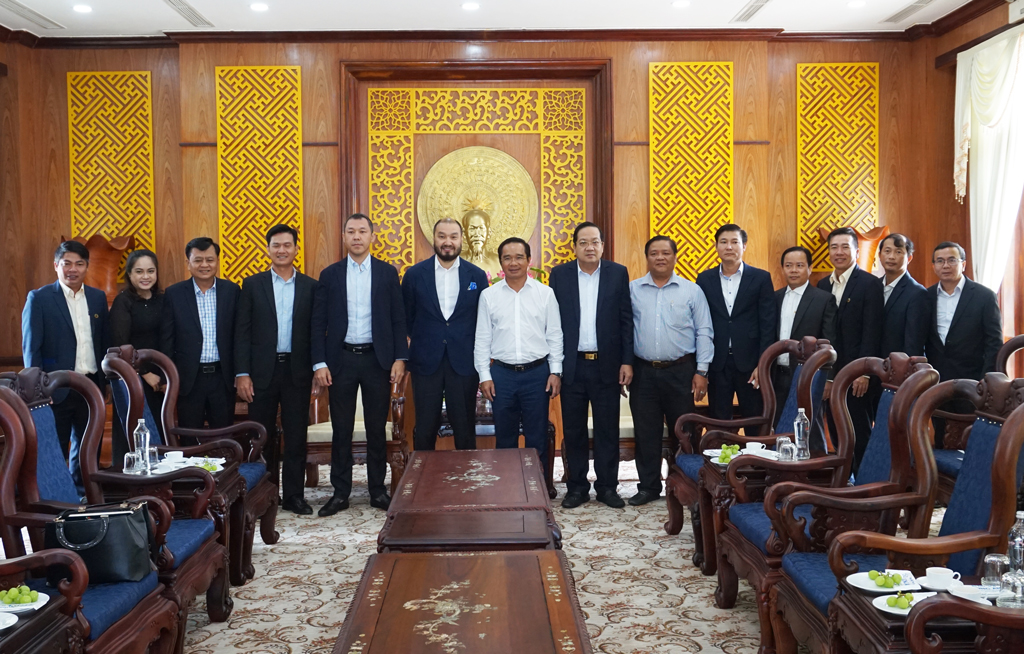 Leaders of Long An province take souvenir photos with investors