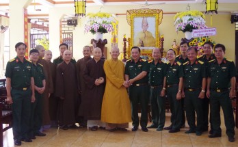 Bộ Chỉ huy Quân sự tỉnh thăm, tặng quà Ban Trị sự Giáo hội Phật giáo Việt Nam tỉnh Long An