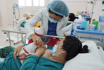 Nuôi con bằng sữa mẹ đúng cách giúp trẻ phát triển tối ưu