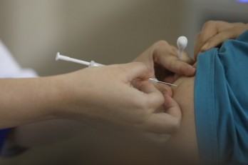 Bộ Y tế tiếp tục nghiên cứu việc tiêm vaccine cho trẻ em dưới 5 tuổi