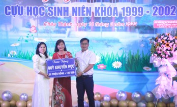 Cựu học sinh trường THPT Nguyễn Thông tặng 50 triệu đồng cho Quỹ khuyến học của trường