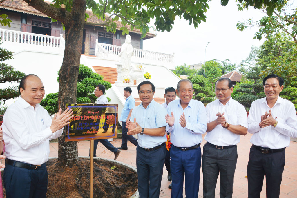President Nguyen Xuan Phuc expresses his opinions in the scrapbook