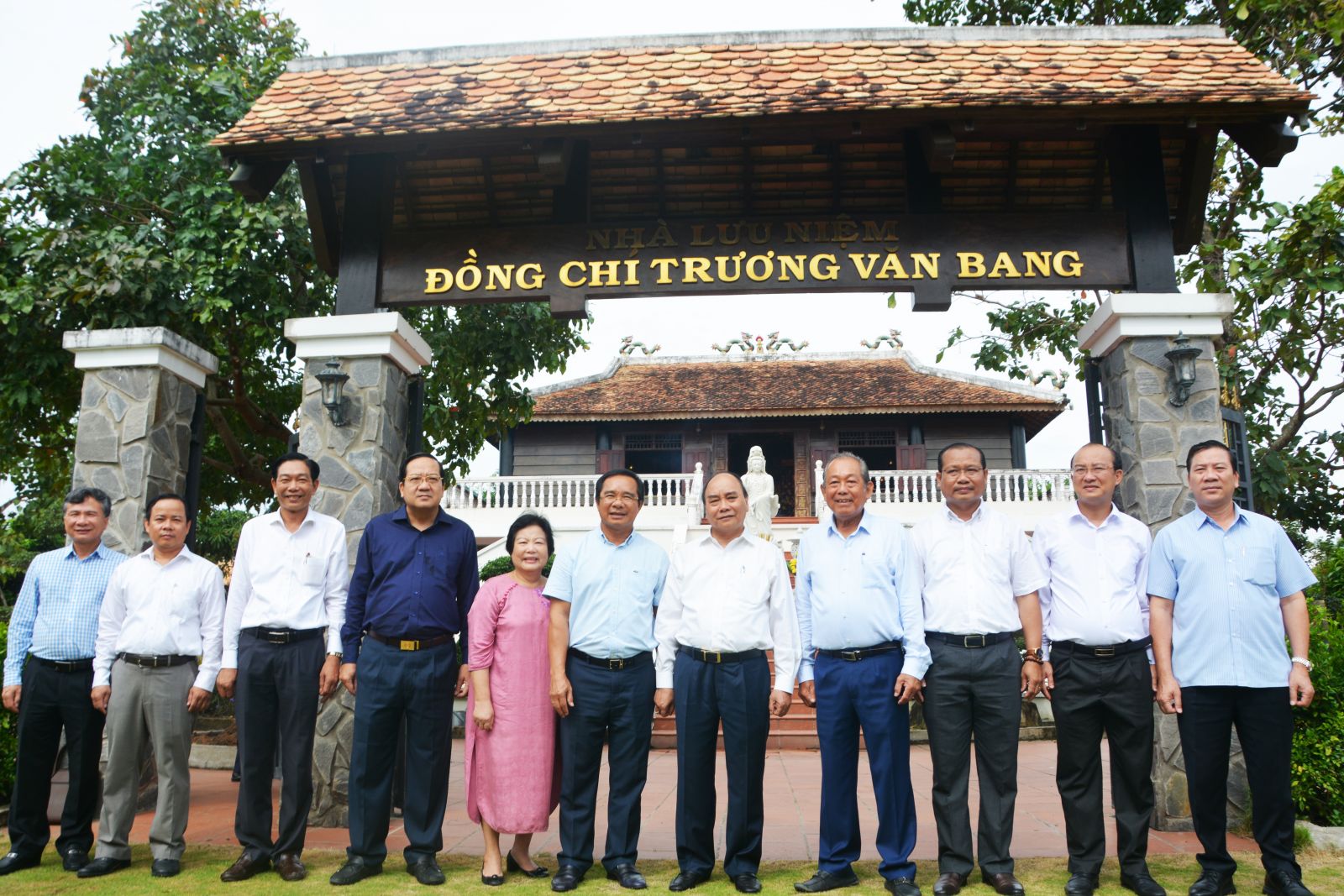 State President Nguyen Xuan Phuc offers incense at Truong Van Bang’s Commemoration Area Comrades take photos at the Commemoration Area memorial