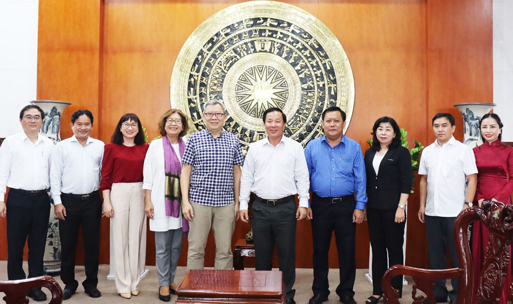 Chairman of the Provincial People's Committee - Nguyen Van Ut receives leaders of ChingLuh Group Chairman of the Provincial People's Committee - Nguyen Van Ut (5th, R) takes a souvenir photo with leaders of ChingLuh Group