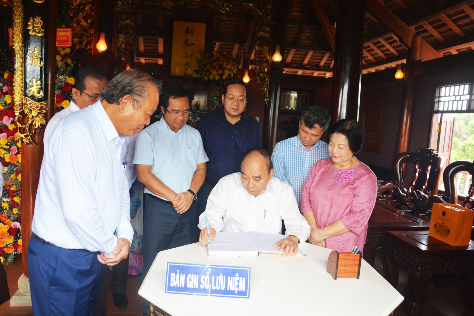 State President Nguyen Xuan Phuc offers incense at Truong Van Bang’s Commemoration Area President Nguyen Xuan Phuc expresses his opinions in the scrapbook