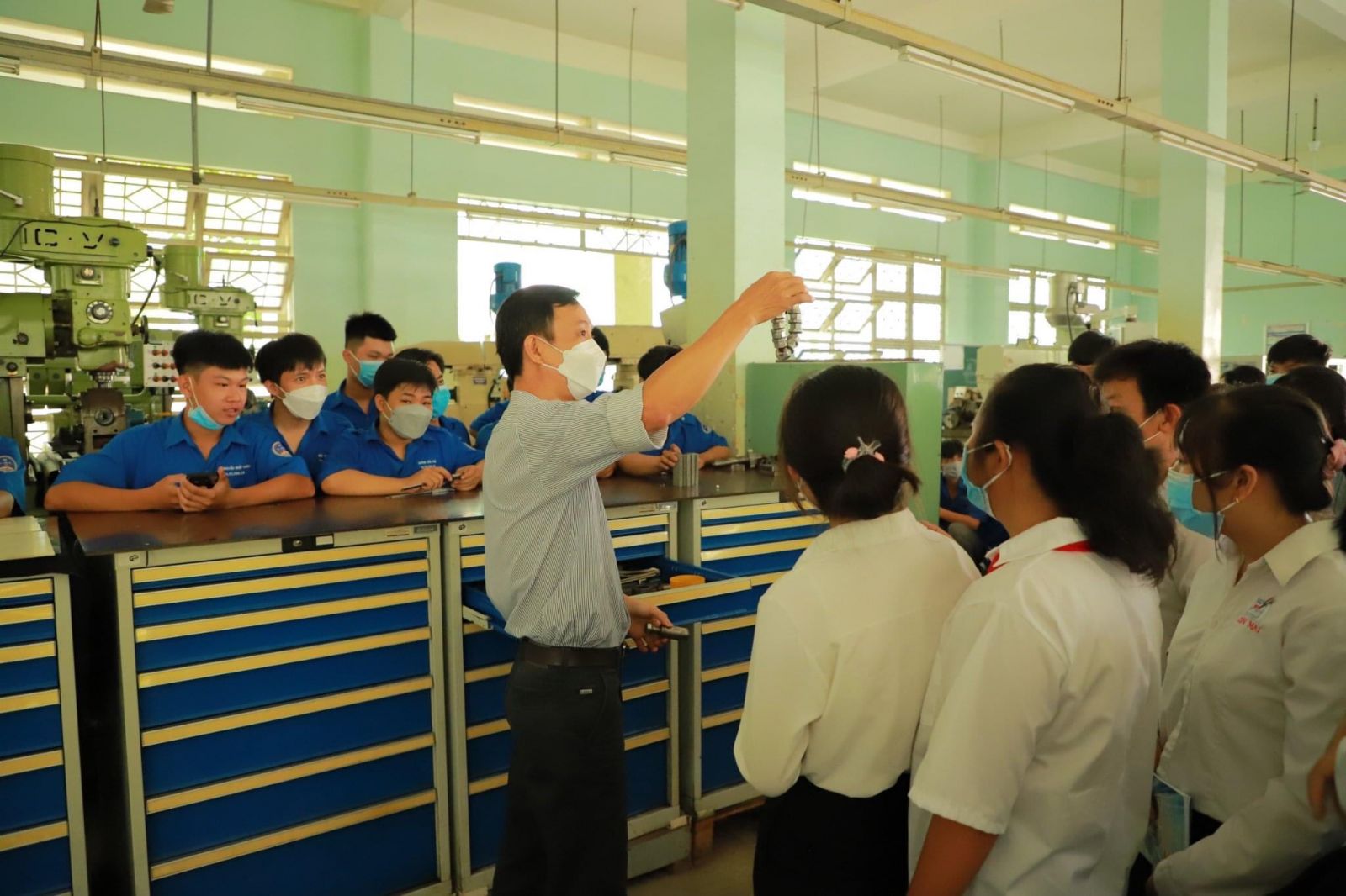 Nỗ lực tháo gỡ khó khăn trong phân luồng học sinh Học sinh THCS tham quan lớp học nghề tại Trường Cao đẳng Long An