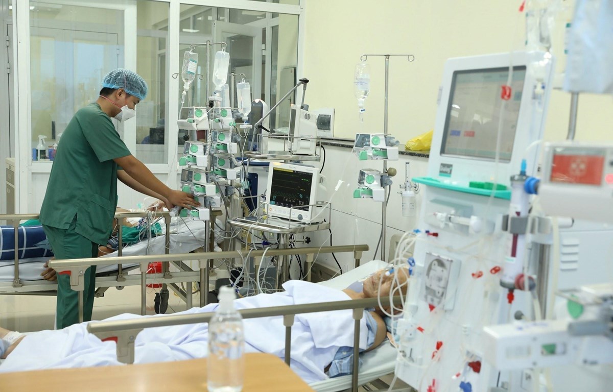 Khoa Hồi sức tích cực - Bệnh viện Bệnh Nhiệt đới Trung ương đang điều trị cho khoảng 30 bệnh nhân COVID-19 trong tình trạng nặng. (Ảnh: Minh Quyết/TTXVN)