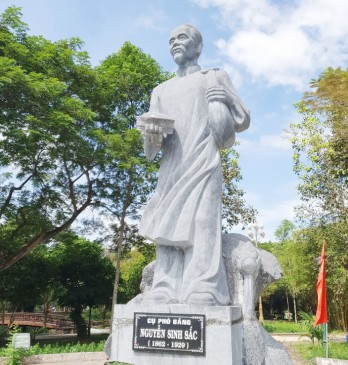 Thăm mộ cụ Phó bảng Nguyễn Sinh Sắc