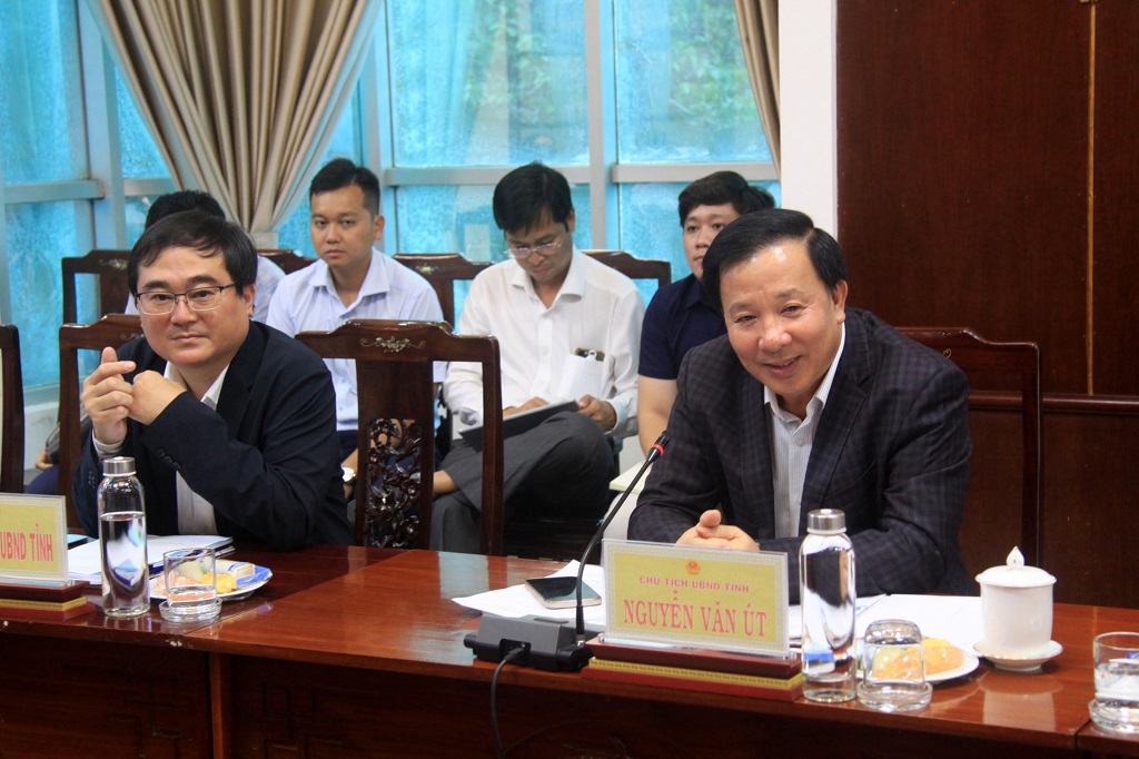 Chairman of the Provincial People's Committee - Nguyen Van Ut warmly welcomes investors to Long An and commits to creating favorable conditions for businesses to invest in the province
