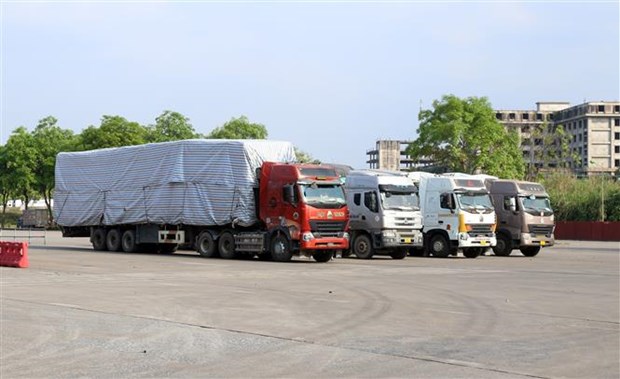 Phương tiện nước ngoài vào điểm tự phát bốc xếp hàng hóa là phạm pháp