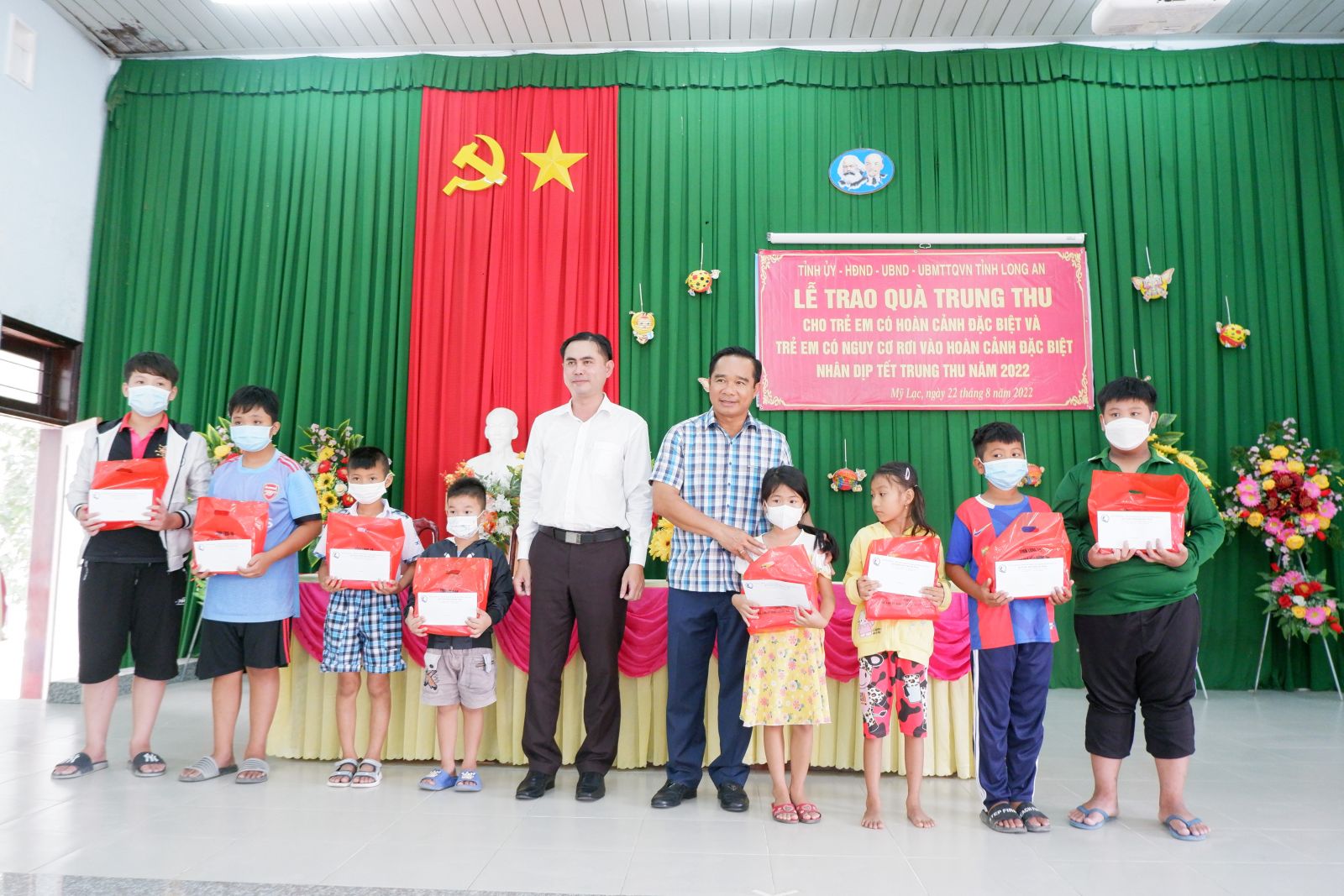 Bí thư Tỉnh ủy - Nguyễn Văn Được tặng quà trung thu cho trẻ em huyện Thủ Thừa và Bến Lức